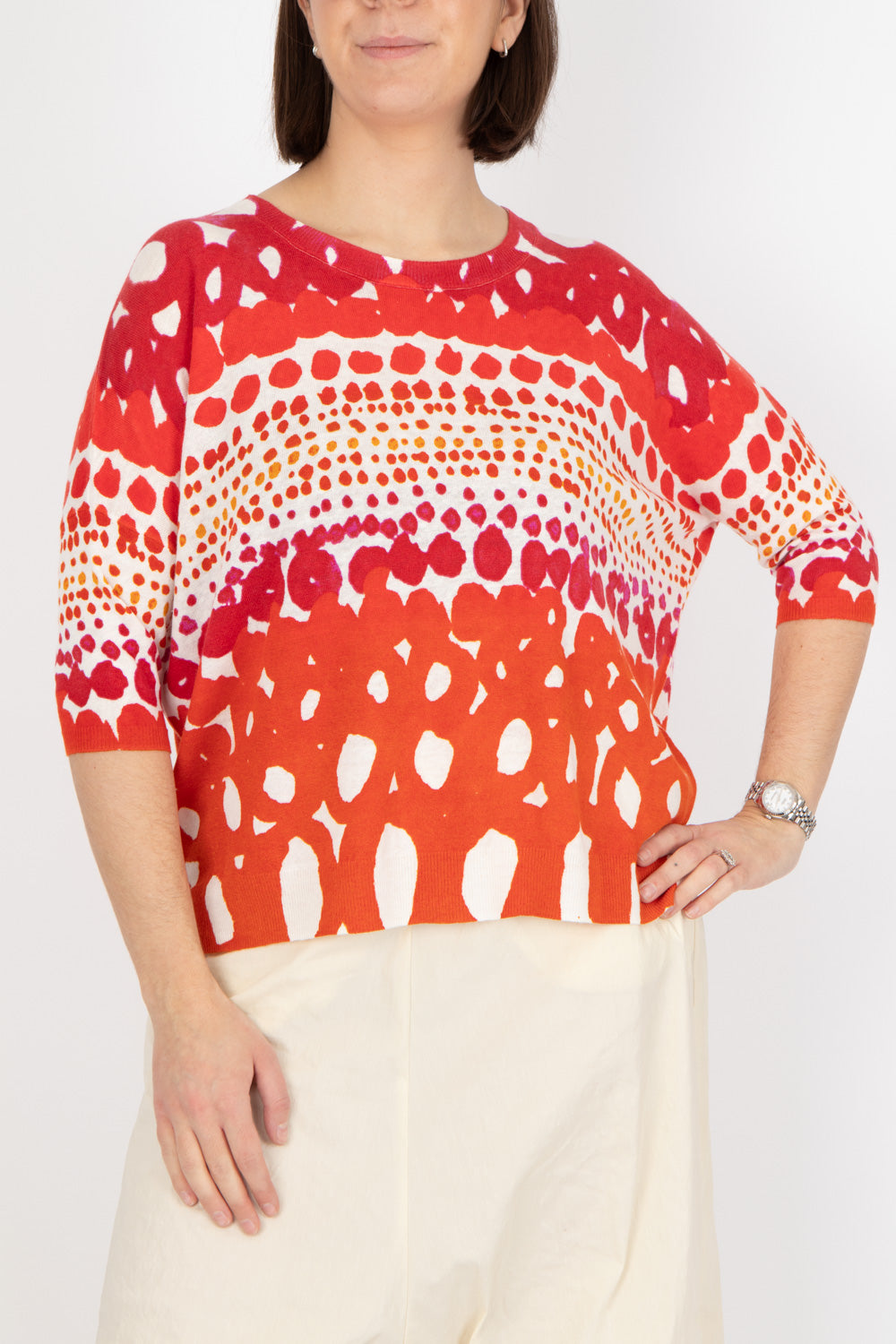 Estheme Red Dot Round Pullover