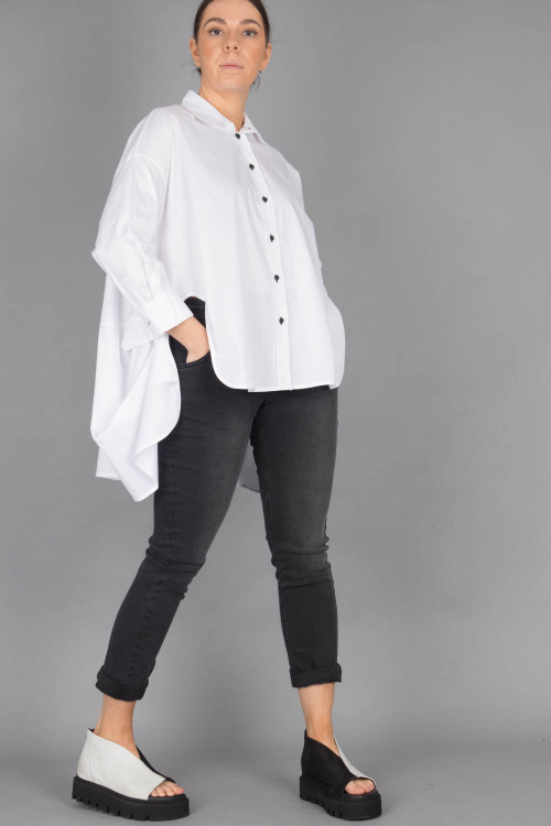 WENDYKEI Over Shirt With Rounded Split WK230383, PLU A Long Jeans PL230289, Lofina Leather Sandal LF220050