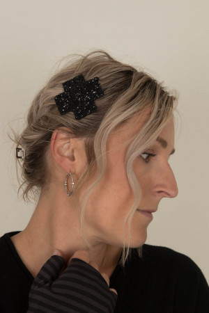 pl235055 - PLU Shiny Hair Clip @ Walkers.Style buy women's clothes online or at our Norwich shop.